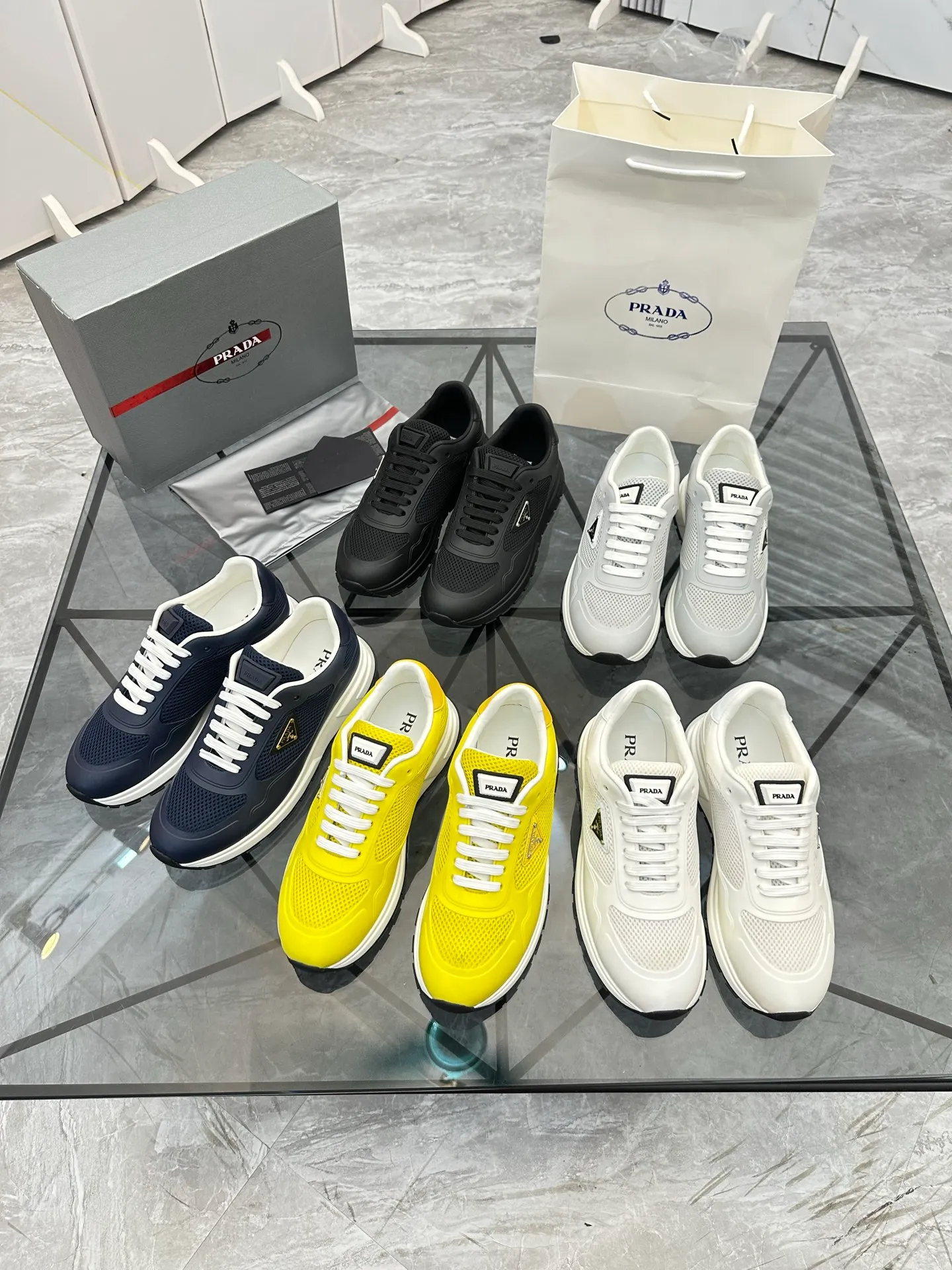 Men's shoes for sale 💰: 💰P600¥ High-end top quality Product trademark: Prada *"Prada*" low-top casual shoes Regular size: 38-45 (can be customized to 46) Product materials: Upper imported glue splicing original material, breathable lining, cowhide foot pads, original outsole. Number: 832